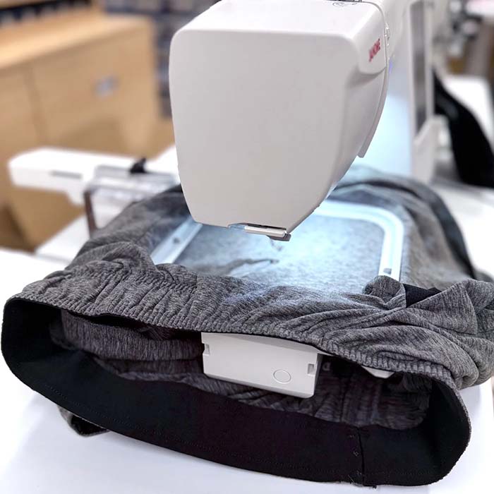 Šivalno - vezilni stroj z rokavnikom